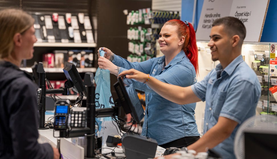 Två Clas Ohlson anställda som expedierar kunder i Clas Ohlson butik